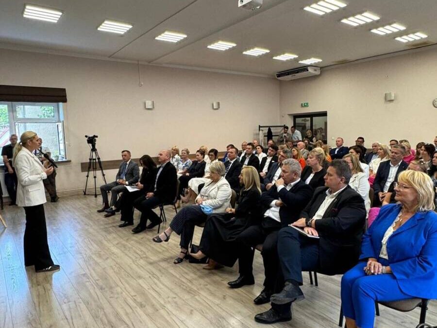 Spotkanie Ministry Edukacji z samorządowcami